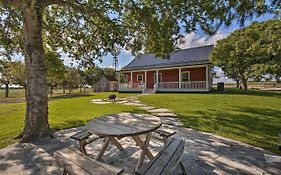 Peaceful Schulenburg Farmhouse With Fire Pit And Grill